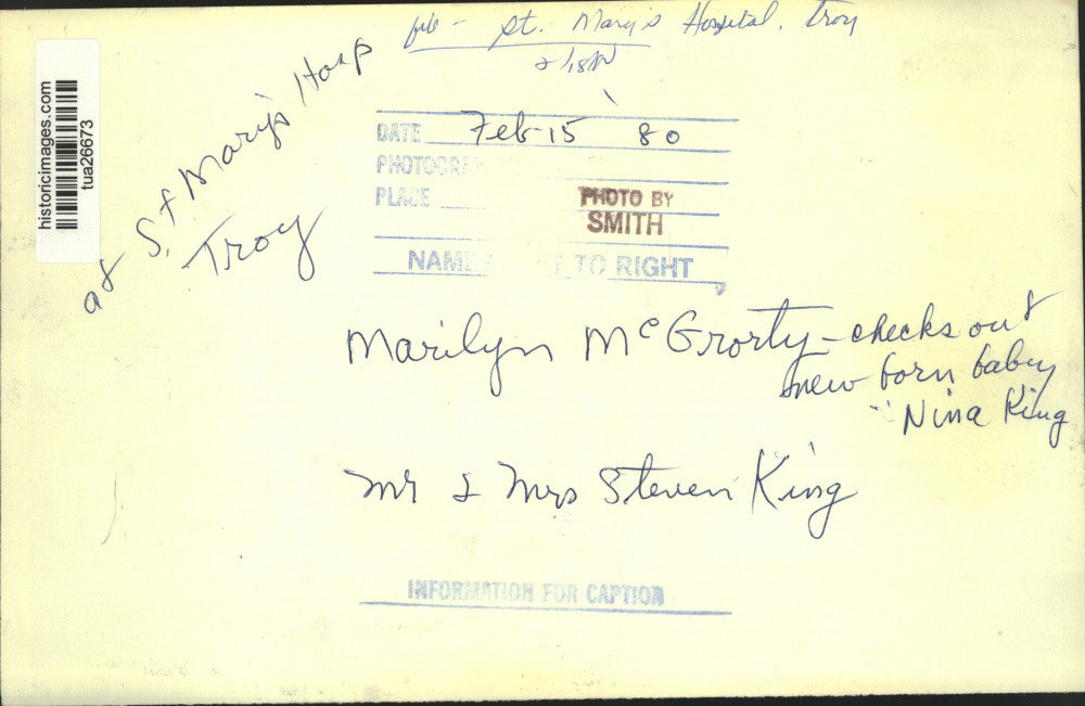 1980 Press Photo Mr & Mrs Steven King watch RN check on their baby at St Mary's