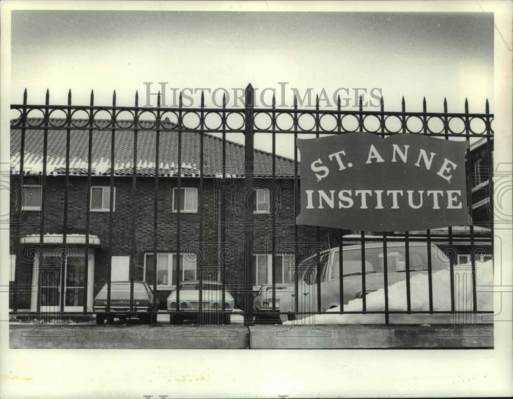 1980 Press Photo Sign on fence at St. Anne Institute, Albany, New York- Historic Images