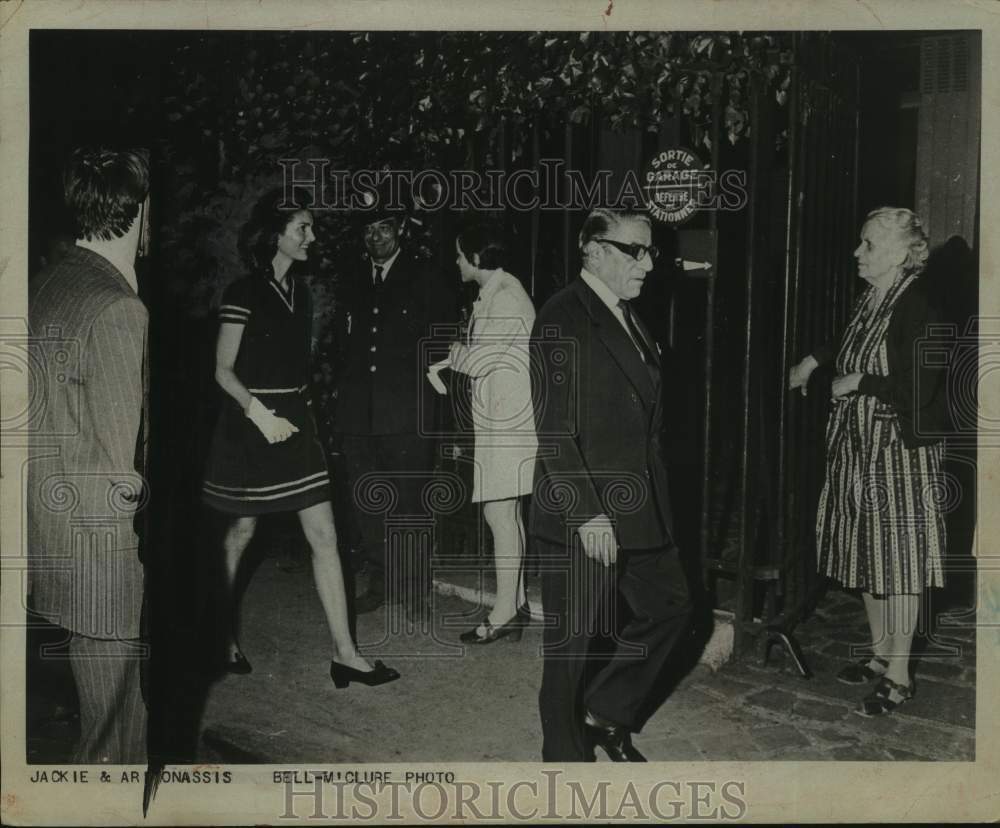 1969 Press Photo Jacqueline Kennedy Onassis walks behind husband Aristotle