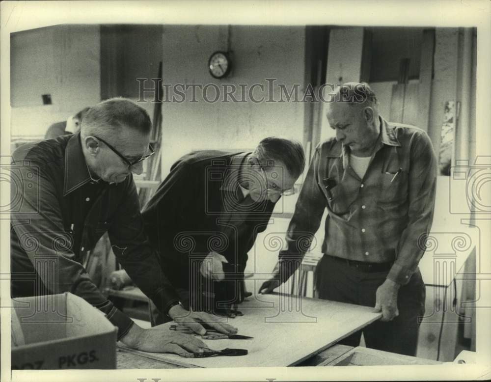 1977 Press Photo Senior Citizens take class at Albany Center, New York