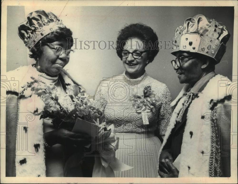 Load image into Gallery viewer, 1972 Press Photo Mr. &amp; Mrs. George Harder wear crowns in New York - tua26893

