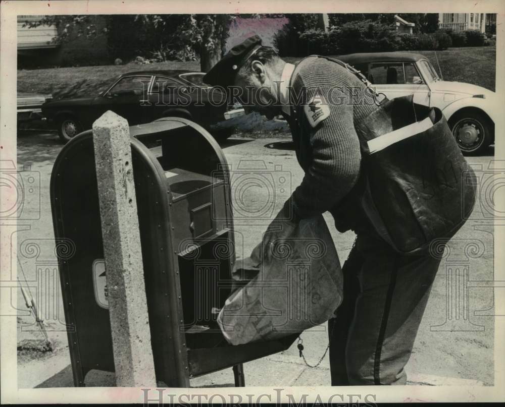 1973 Press Photo US Postal worker Jerry Sabatini on his route in New York