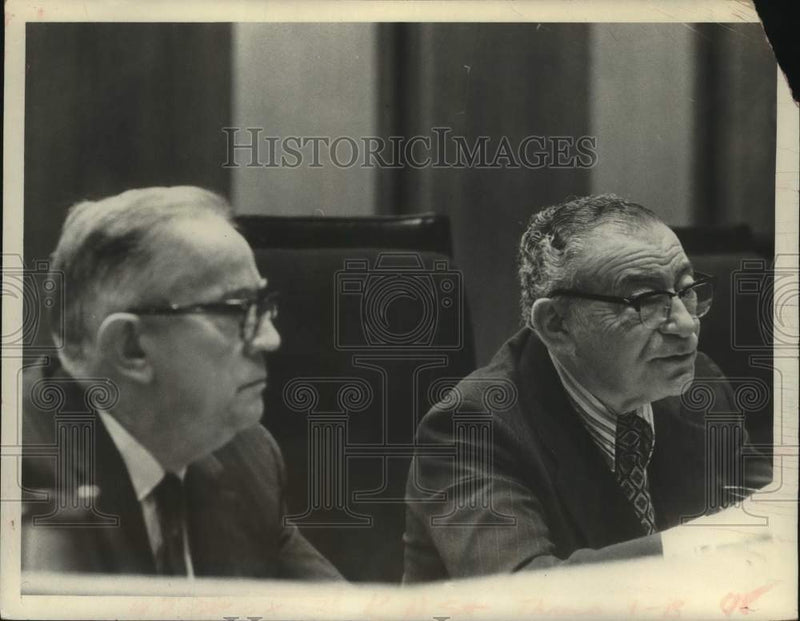 Load image into Gallery viewer, 1972 Press Photo John Ryan and Edward S. Silver during hearing in New York

