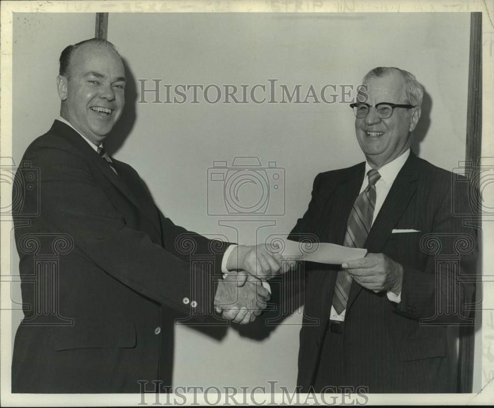 1972 Press Photo Patrick J Ryan shakes hands & accepts check from Daniel Vooys