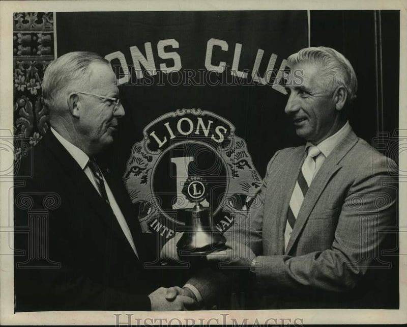 Load image into Gallery viewer, 1969 Press Photo Lions Club officials pose with bell at ceremony in New York
