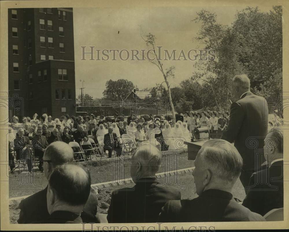1963 Press Photo Mayor Corning speaks to crowd at St Peters Hospital ceremony