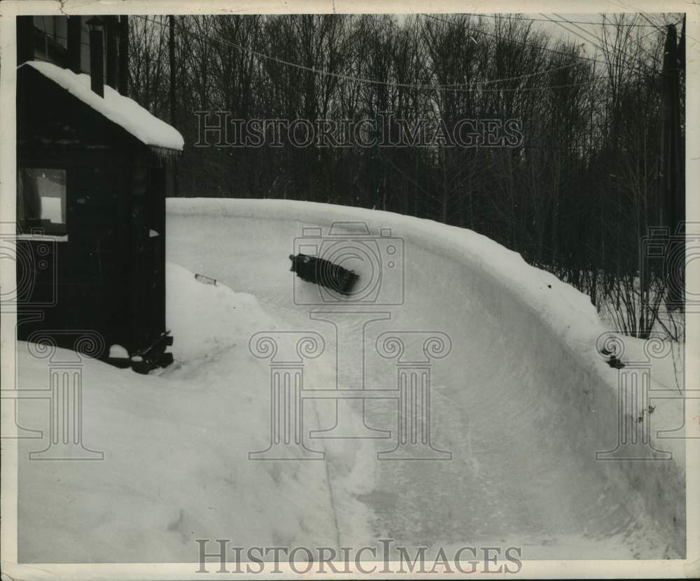 1963 Press Photo Bobsled rounds shady corner at Olympic Bobsled Run, Lake Placid- Historic Images