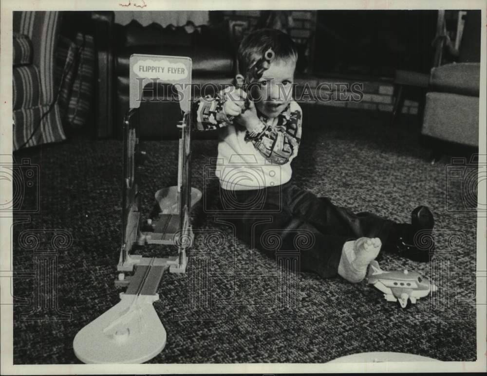 1978 Press Photo Clayton Simons, Jr plays with toy. He had surgery on right leg