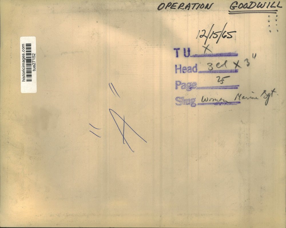 1965 Press Photo Man in Albany, New York hospital records message for troops