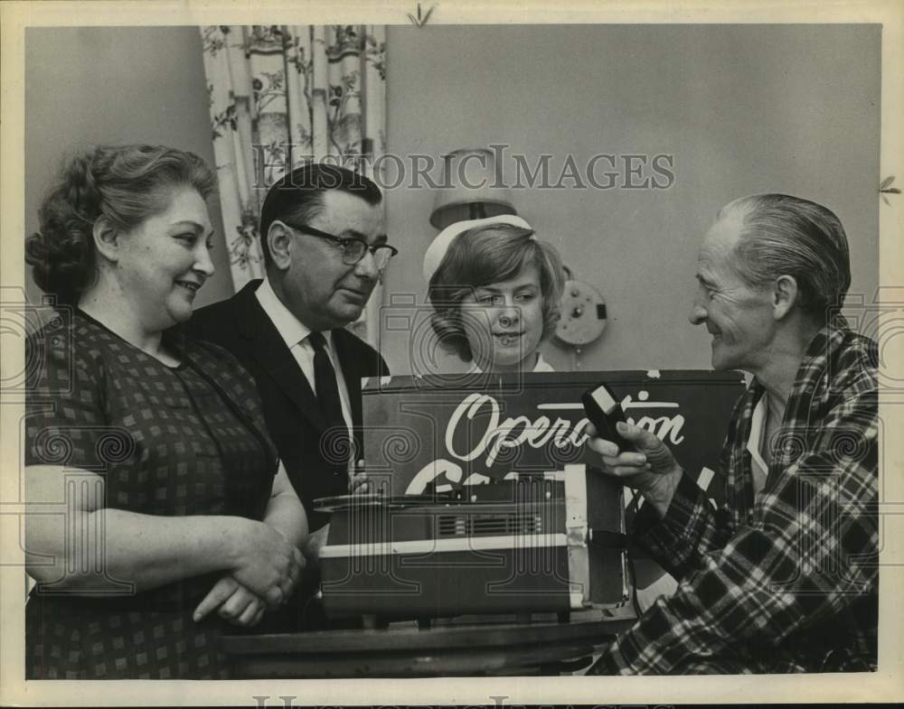 1966 Press Photo Volunteers record message for Operation Goodwill, Albany, NY