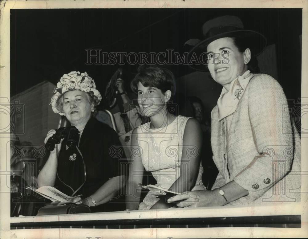 1964 Press Photo Mrs. Gerald H Salisbury, with 2 other women, at Saratoga Track- Historic Images