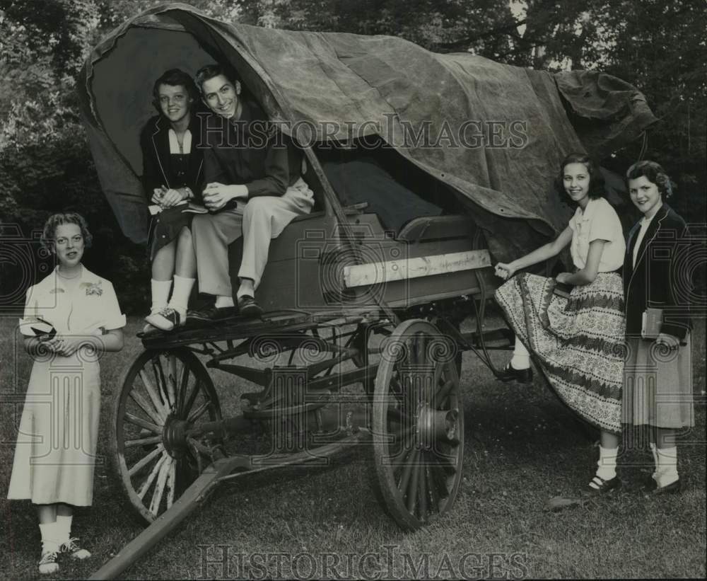 1954 Press Photo Members of Loudonville Community Church with covered wagon