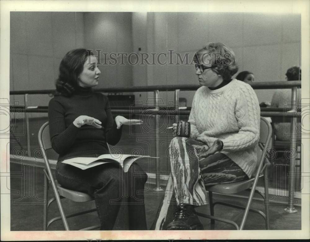 1976 Press Photo Eileen Schuyler &amp; Marybeth Martin chat in New York dance studio- Historic Images