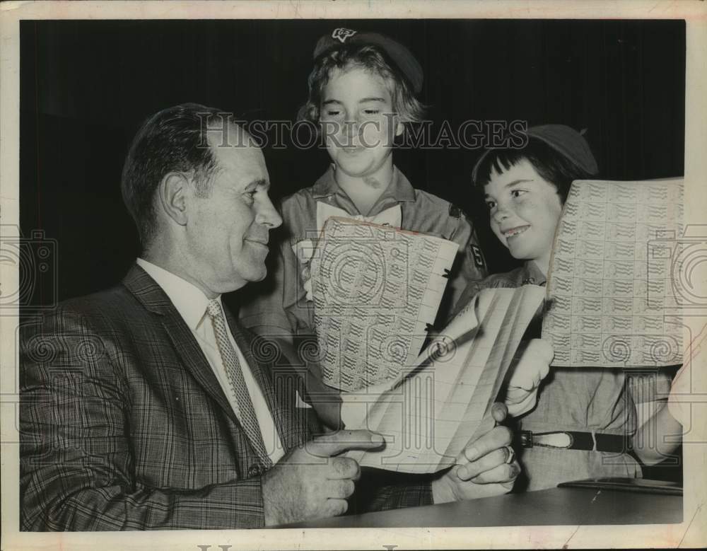 1962 Press Photo Albany, NY Postmaster with Girl Scouts &amp; commemorative stamps