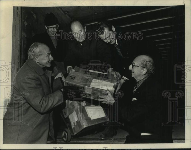 Load image into Gallery viewer, 1973 Press Photo Operation Goodwill sends messages to troops in Albany, New York
