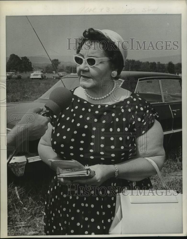 Load image into Gallery viewer, 1964 Press Photo Mrs. Walter Ostrander interviewed next to car in New York
