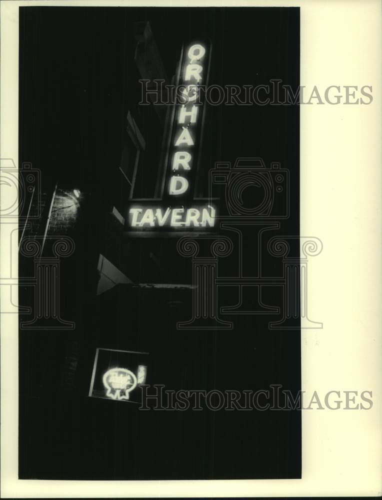 1985 Press Photo Neon sign outside Orchard Tavern in New York - tua27418- Historic Images