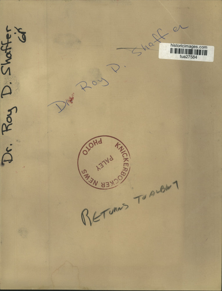 1968 Press Photo Dr. Roy D. Shaffer inspects syringe in Albany, New York