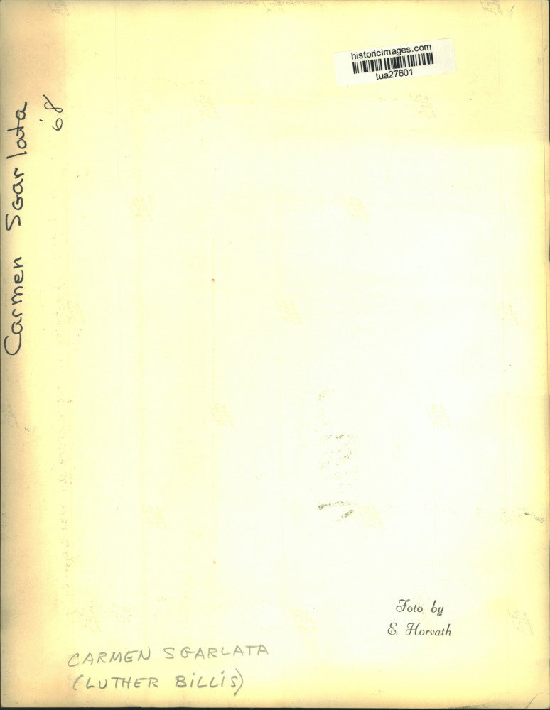 1968 Press Photo Carmen Sgarlata peeks through foliage in New York - tua27601