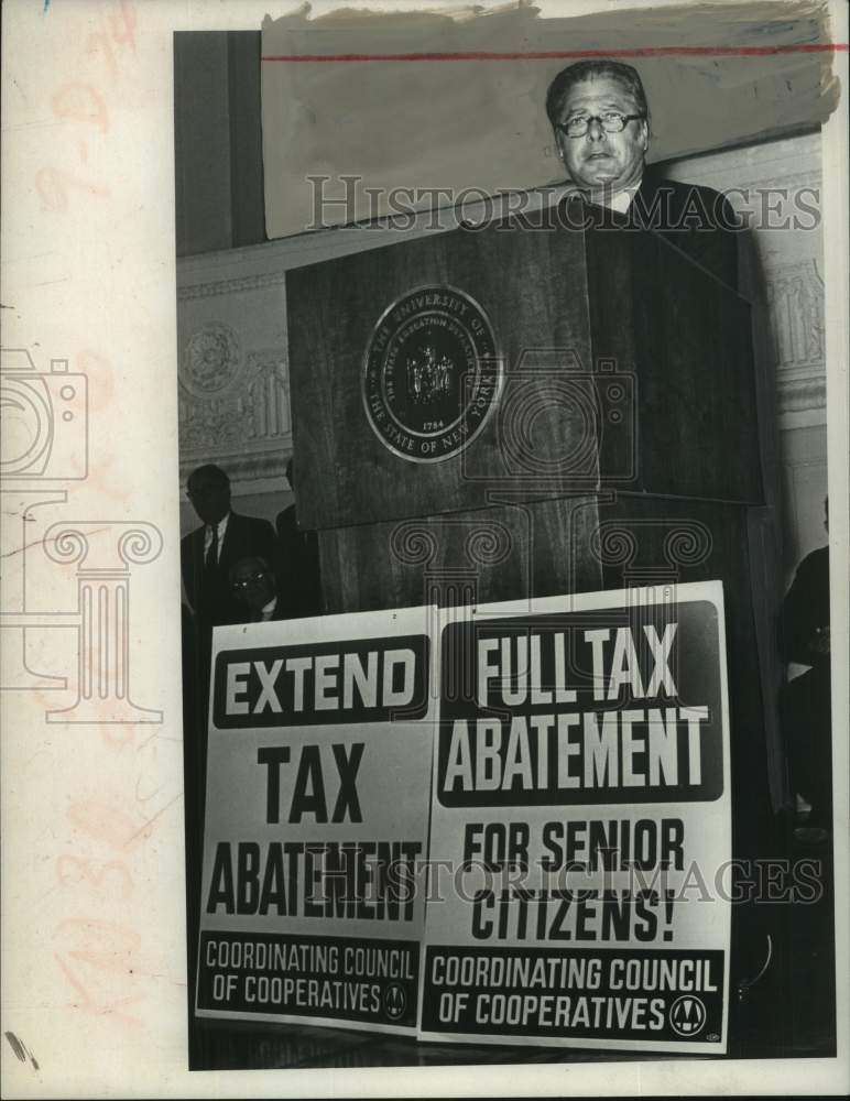 Load image into Gallery viewer, 1971 Press Photo Harold Ostroff, United Housing, gives speech in New York
