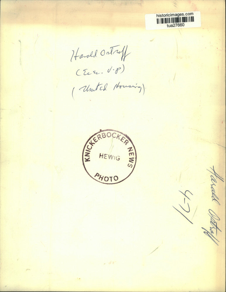 1971 Press Photo Harold Ostroff, United Housing, gives speech in New York