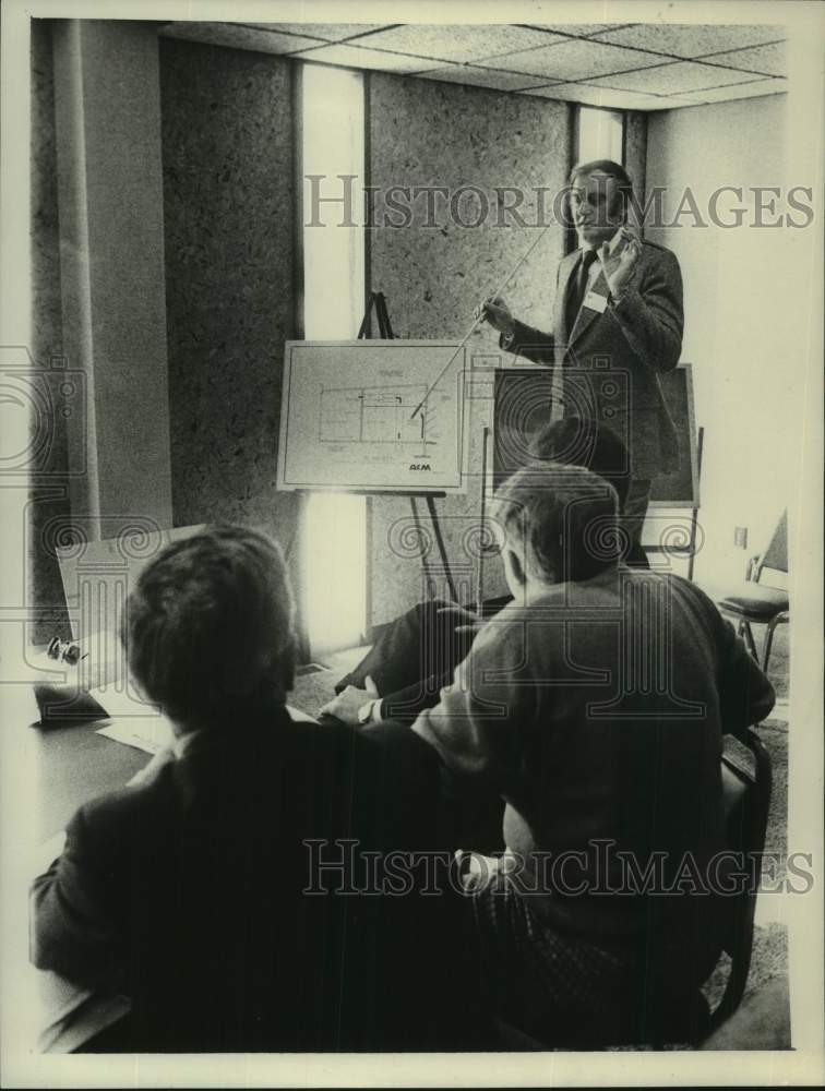 1975 Press Photo Edward O'Hanlon gives presentation in Clifton Park, New York