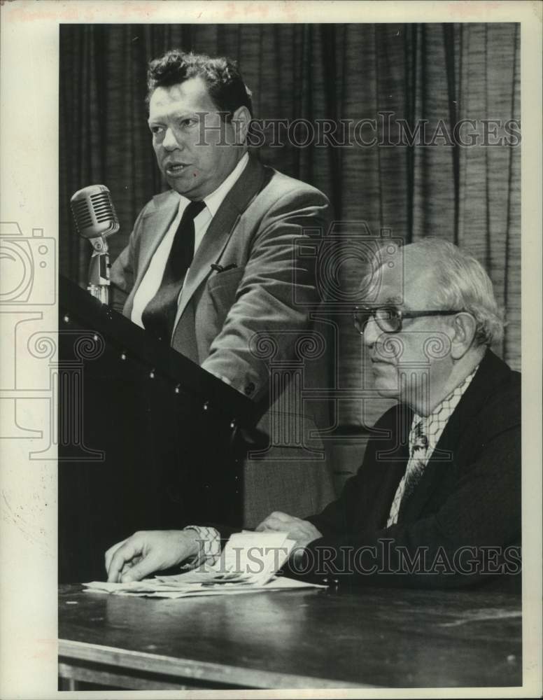 Load image into Gallery viewer, 1973 Press Photo Robert Ludwig listens to Israel Amitai speak in New York
