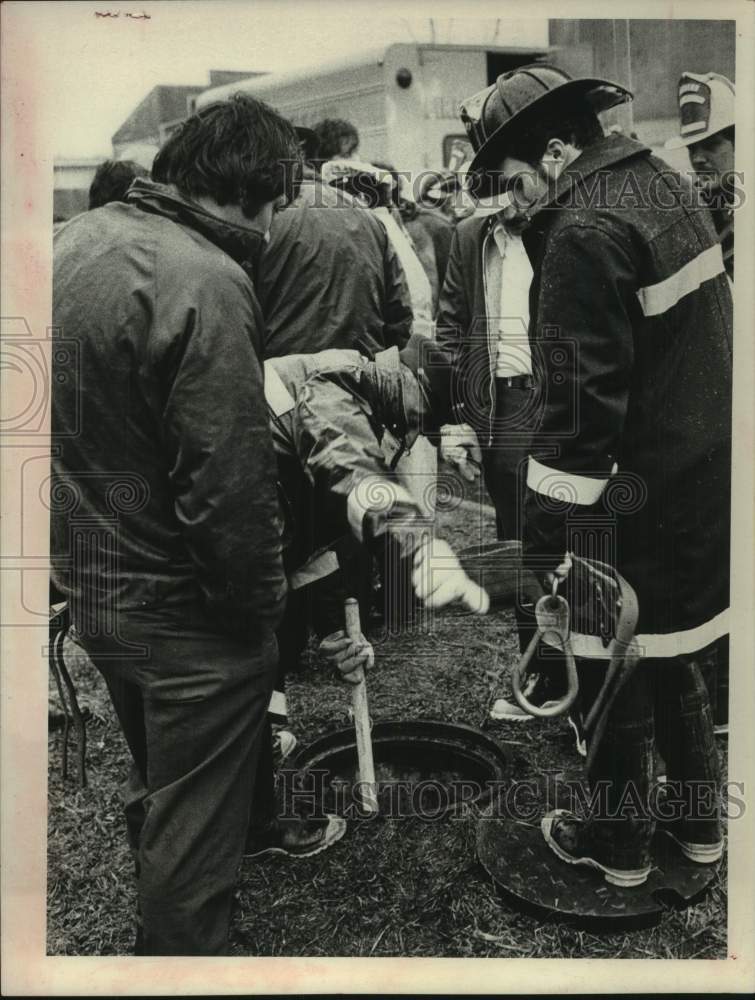 1975 Press Photo Watervlet, NY officials search storm sewer for missing boy