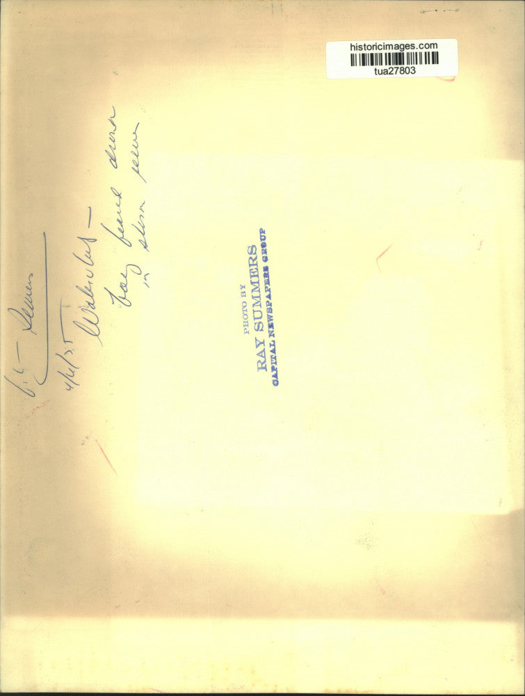 1975 Press Photo Watervlet, NY officials search storm sewer for missing boy