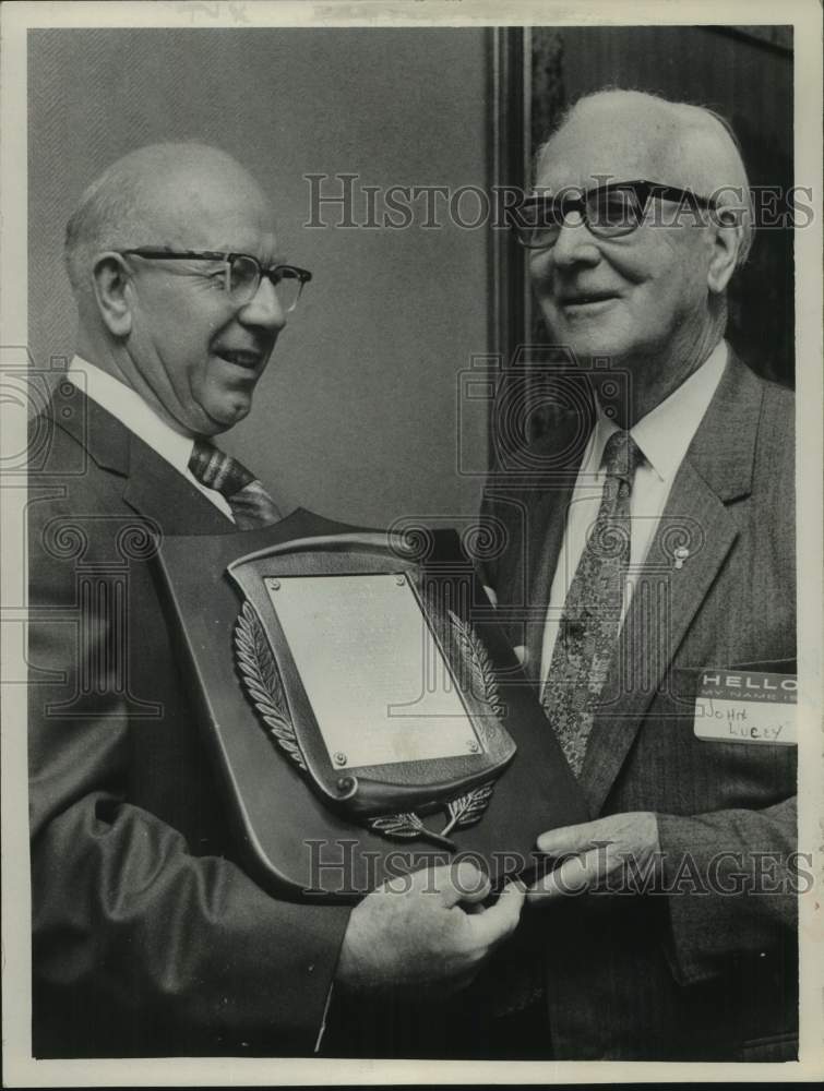 1971 Press Photo Karl Paulsen &amp; John Lucey, Sr., Colonie, NY Chamber of Commerce