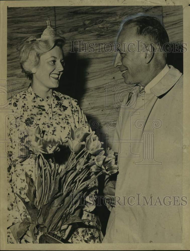 Load image into Gallery viewer, 1961 Press Photo Jane Patton greeted by Mayor Corning in Albany, New York
