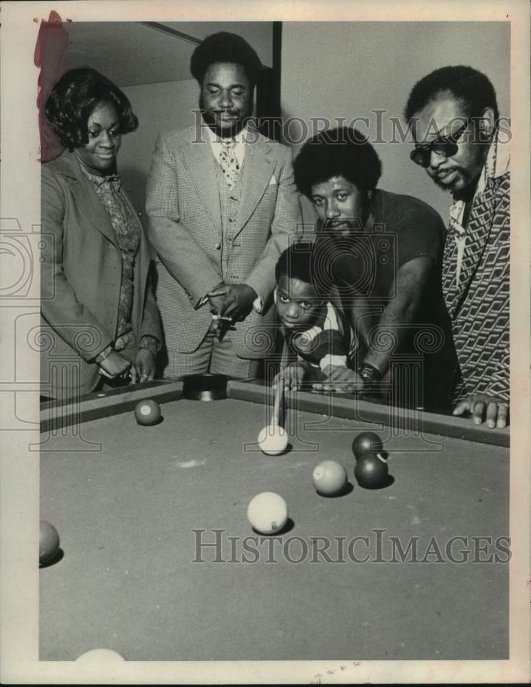 1973 Press Photo Dorothy Paul and other men watch young boy shoot pool at center