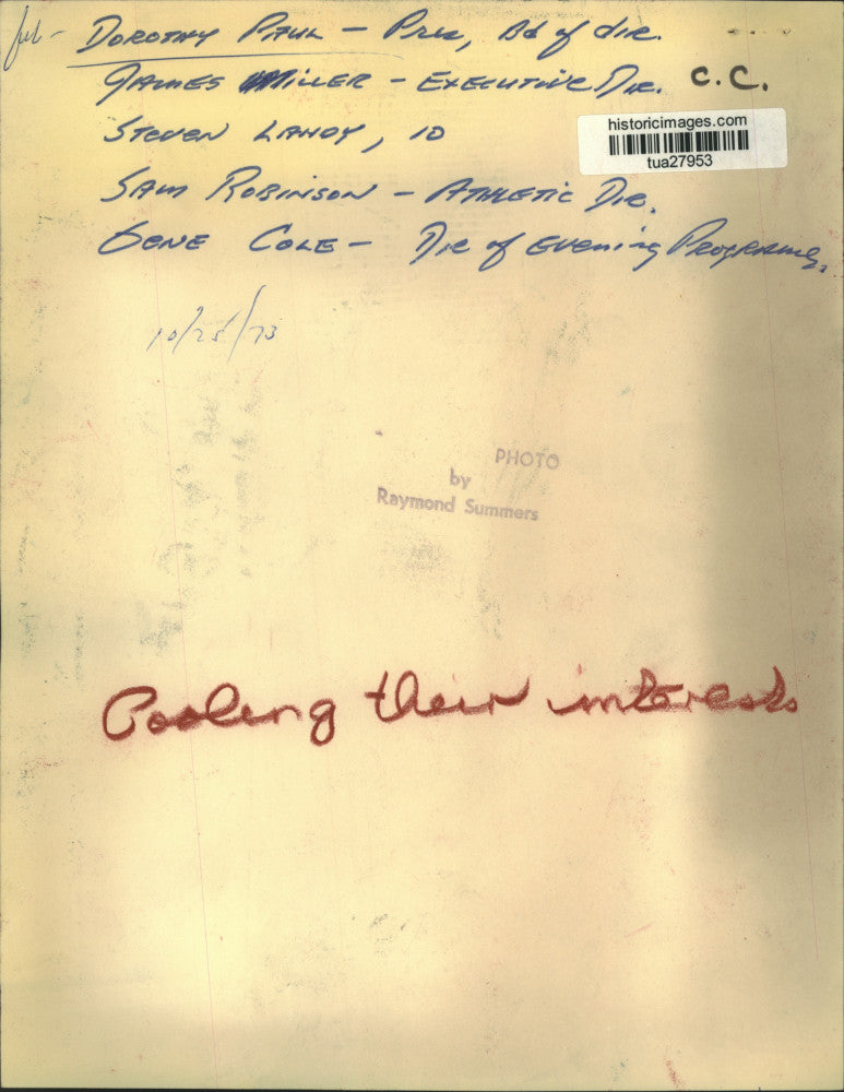 1973 Press Photo Dorothy Paul and other men watch young boy shoot pool at center