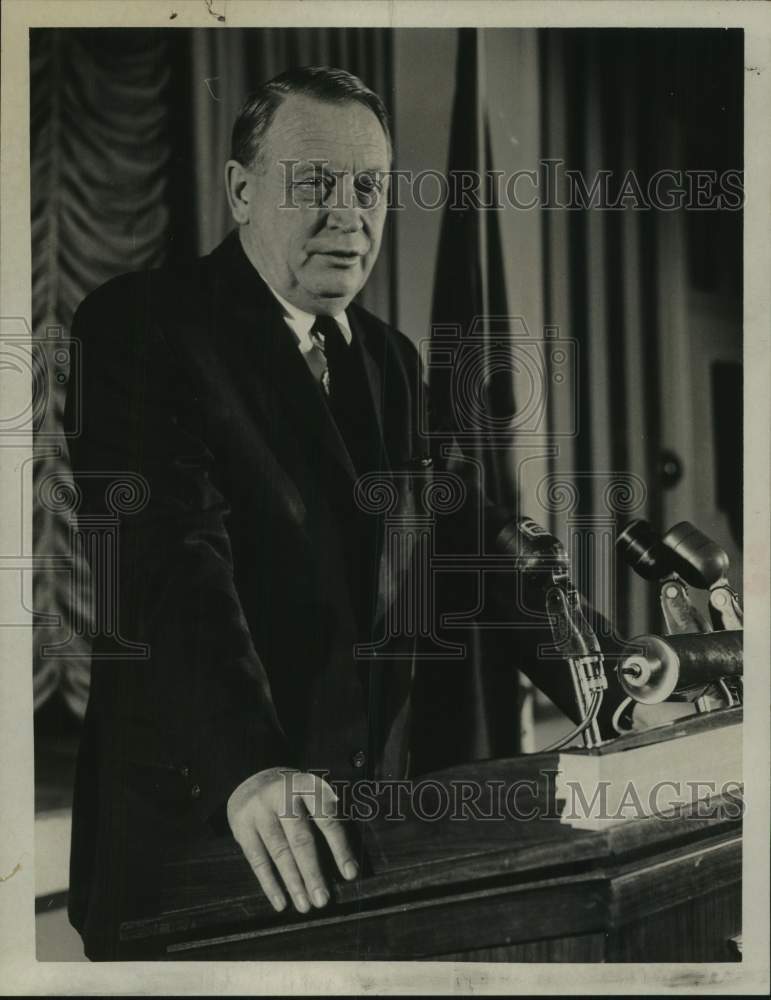 Load image into Gallery viewer, 1969 Press Photo Charles Schoeneck NY State Republican Committee Chairman speaks
