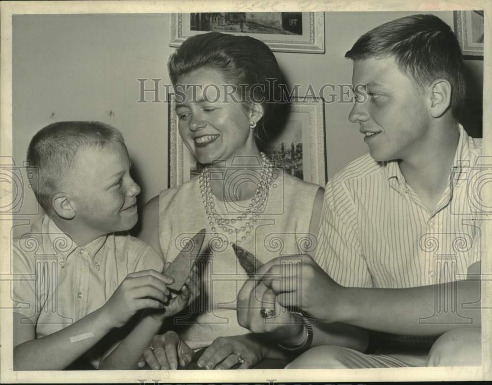 1965 Press Photo Mrs William T Parry and her sons, John Michael & William Jr