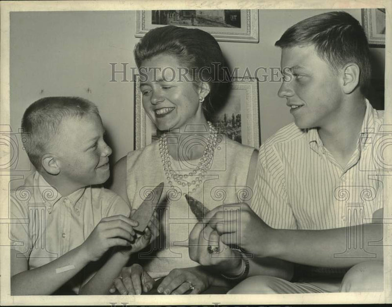 Load image into Gallery viewer, 1965 Press Photo Mrs William T Parry and her sons, John Michael &amp; William Jr
