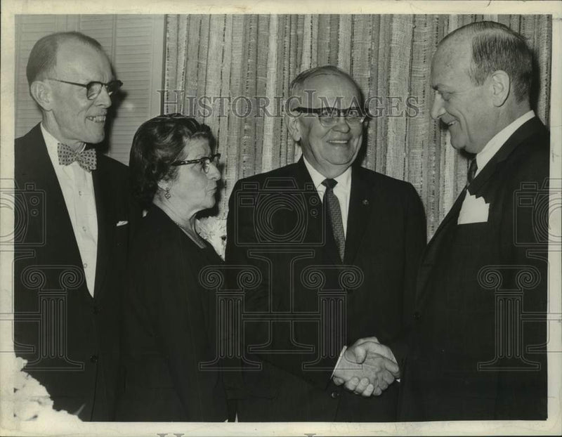 Load image into Gallery viewer, 1964 Press Photo Mrs and Mr Van M Parshall attend dinner in his honor New York
