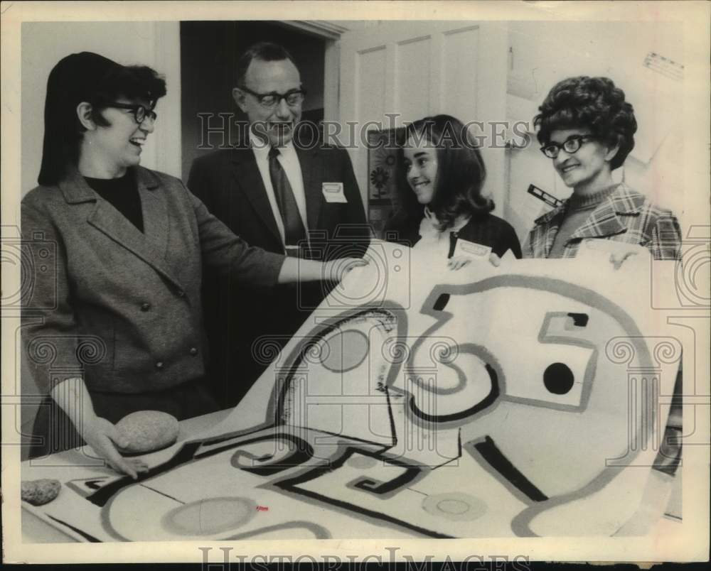 1969 Press Photo Sister Eileen Lomasney talks with Zwicky family at St Rose