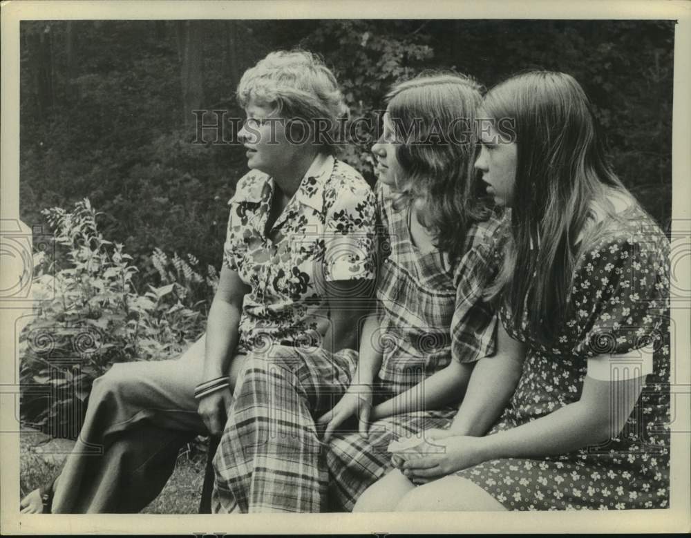 1974 Press Photo Mrs Edward W Pattison sits with her daughters Laura and Wendy