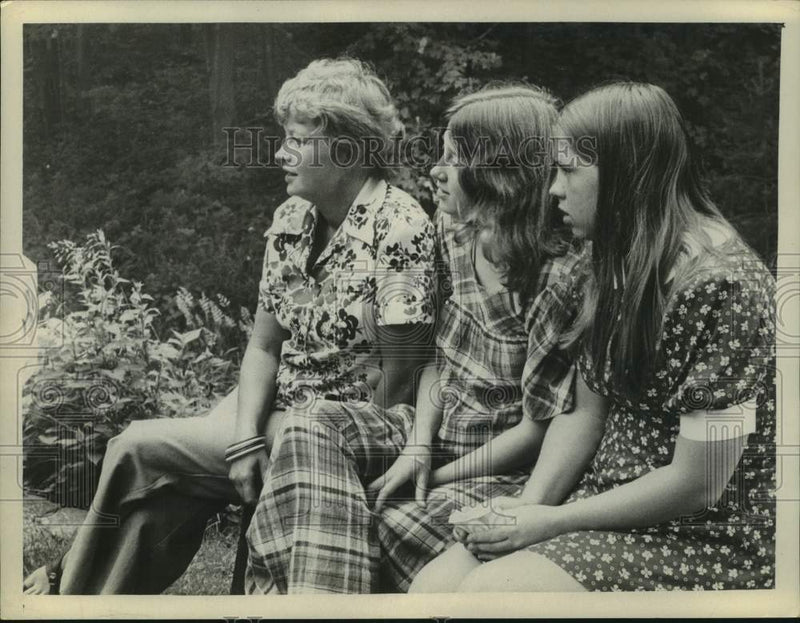 Load image into Gallery viewer, 1974 Press Photo Mrs Edward W Pattison sits with her daughters Laura and Wendy
