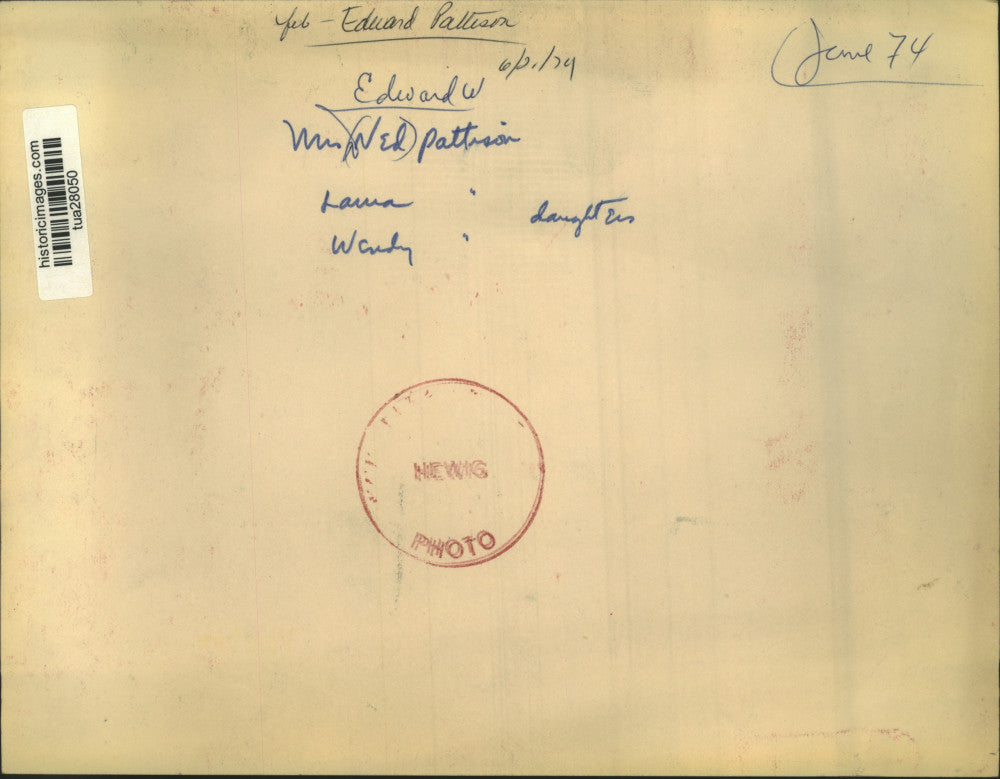 1974 Press Photo Mrs Edward W Pattison sits with her daughters Laura and Wendy