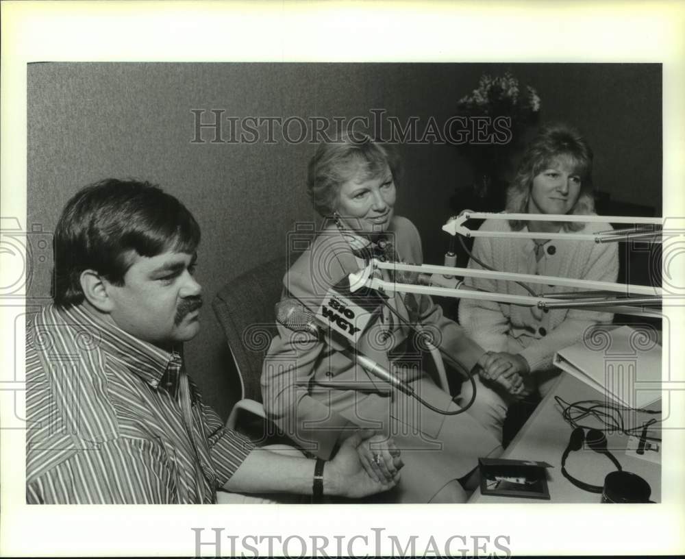 1996 Press Photo Rob Both, Dee Santandrea and Pam Both talk on the radio- Historic Images