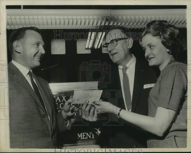 Load image into Gallery viewer, 1961 Press Photo New York Telephone Company officials pays taxes in Albany
