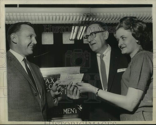 1961 Press Photo New York Telephone Company officials pays taxes in Albany