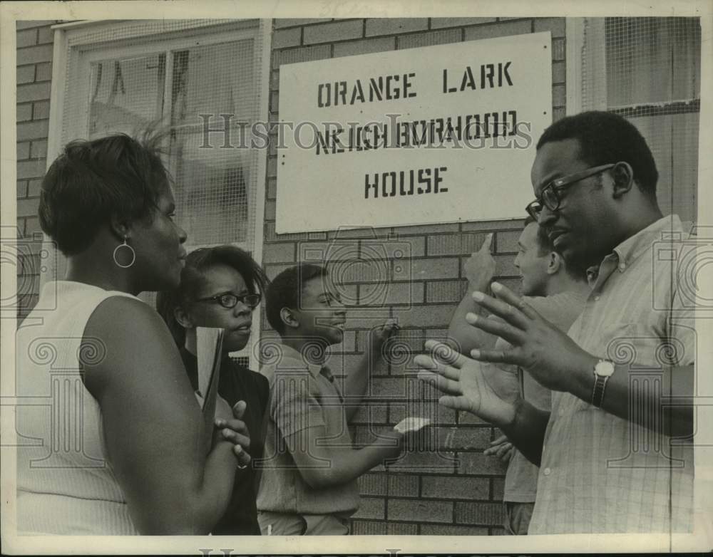 1969 Press Photo Staff meets outside Orange Lark Neighborhood House, Albany, NY