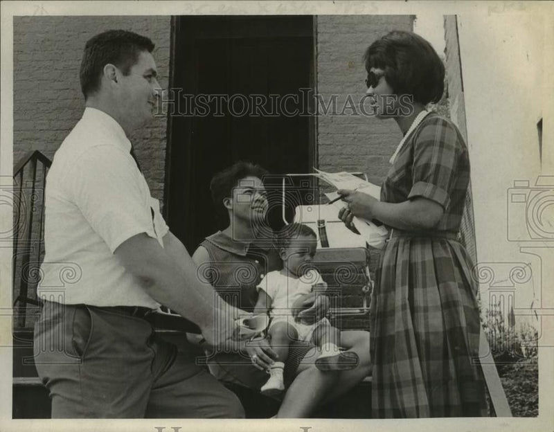 Load image into Gallery viewer, 1967 Press Photo Community workers talk to resident on Pearl Street, Albany, NY

