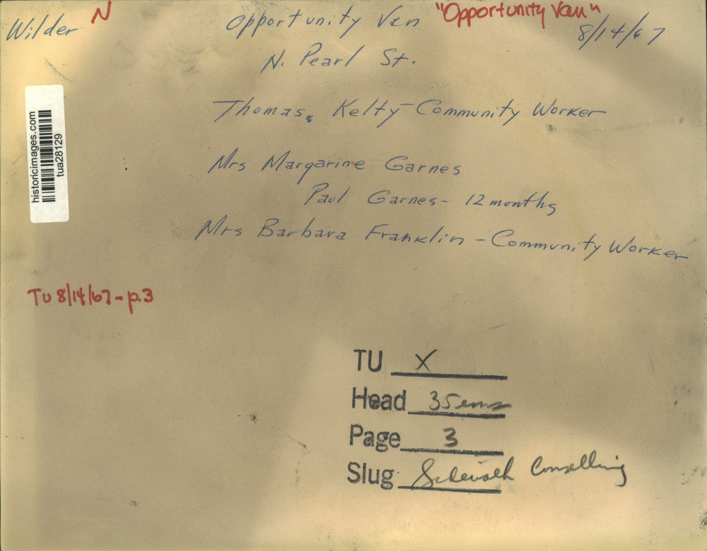 1967 Press Photo Community workers talk to resident on Pearl Street, Albany, NY