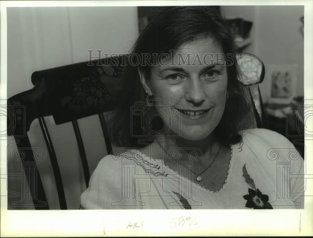1994 Press Photo Woodstock attendee Beth O&#39;Reilly in her Troy, NY apartment- Historic Images