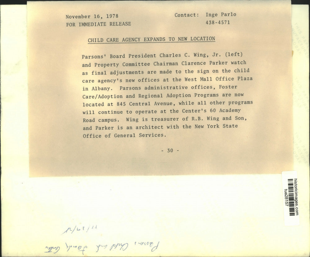 1978 Press Photo Officials watch work hang Parsons Family Center sign, New York