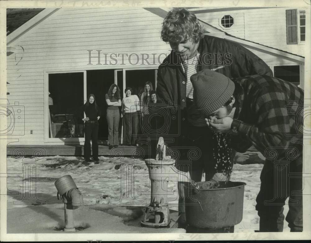 1972 Press Photo Mickey Rao & Bill Gonalez in winter scene, St. Rose College, NY